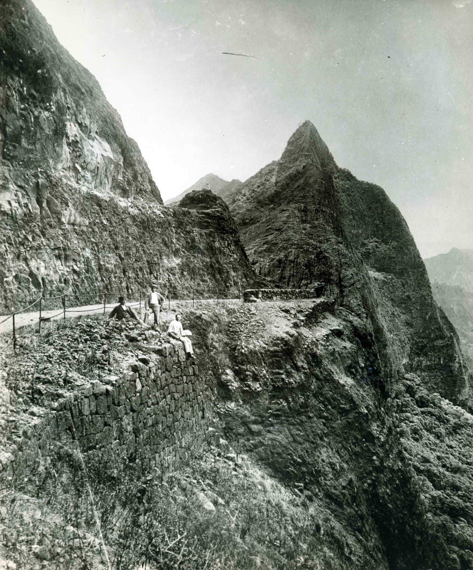 [Nuʻuanu Pali Road under construction] Honolulu, Hawaiʻi, ca. 1899. Photo by Ray Jerome Baker.