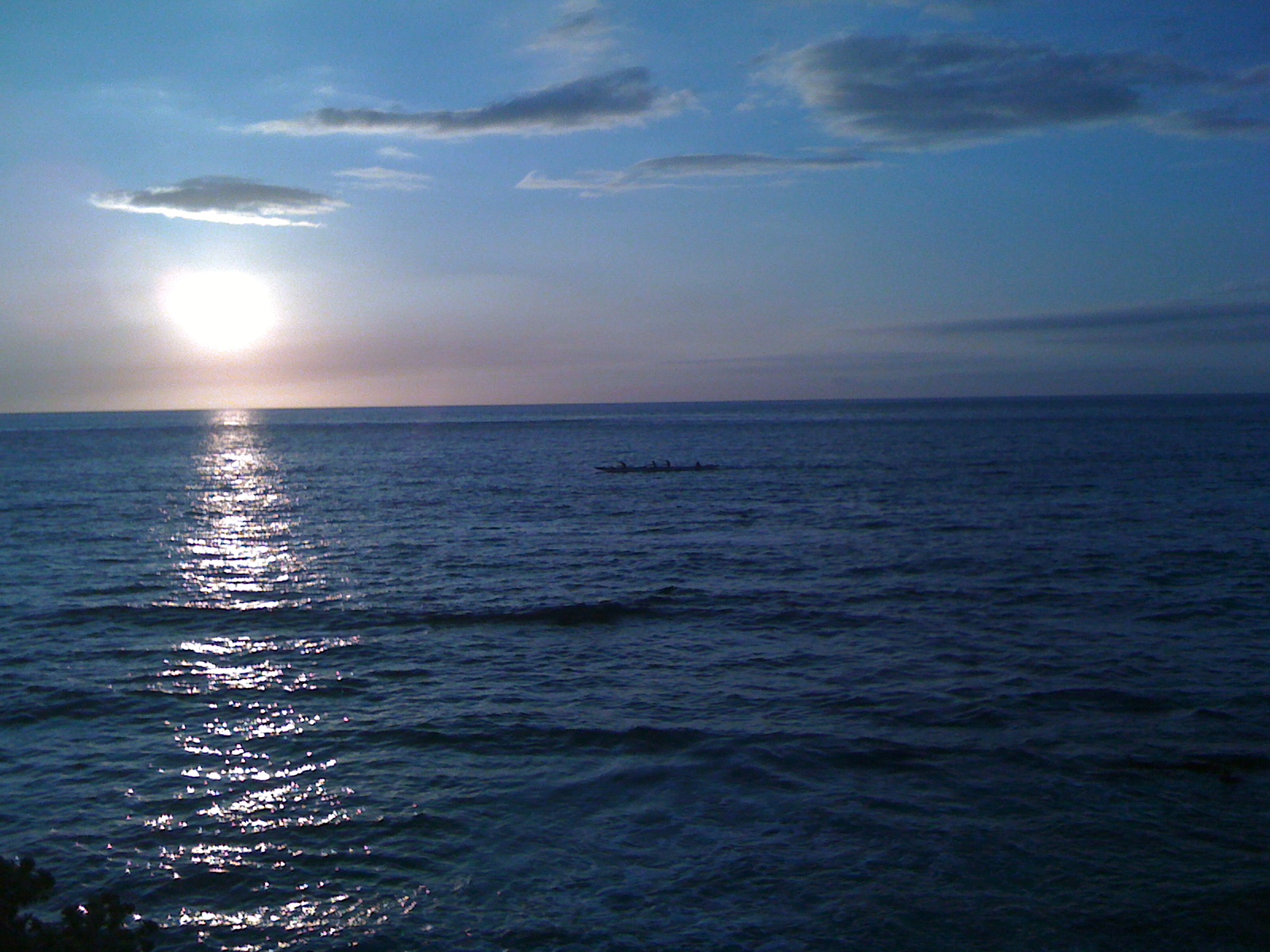 [Sunset] A time for playing nāʻū. Photo by Ruben Carillo.