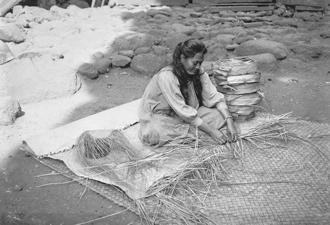 [Traditional weaving] Kihaʻa Piilani weaving a lau hala mat in Pūkoʻo, Molokaʻi, Hawaiʻi, 1912. Photo by Ray Jerome Baker.
